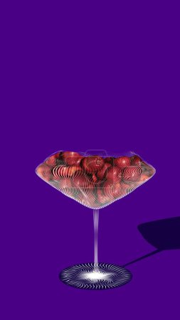 Téléchargez les photos : Du jus de pomme. Pommes rouges fraîches dans un verre créatif sur fond violet. Design créatif. Une boisson biologique. Concept de boisson naturelle, limonade bio, rafraîchissement, soins de santé, œuvres d'art - en image libre de droit