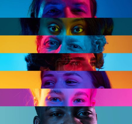 Foto de Collage. ojos masculinos y femeninos colocados en rayas estrechas sobre fondo multicolor en luz de neón. Personas de diferente edad y sexo. Concepto de emociones humanas, diversidad, estilo de vida, expresión facial - Imagen libre de derechos
