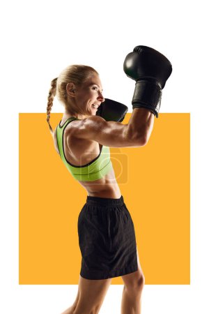 Téléchargez les photos : Jeune femme musculaire avec ajustement corps fort, athlète de boxe en mouvement, pratiquant sur fond blanc avec élément jaune. Concept de sport, mode de vie actif et sain, force, soins du corps. Affiche - en image libre de droit