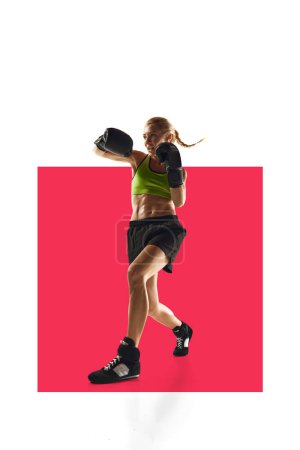 Téléchargez les photos : Jeune femme musclée au corps en forme, athlète de boxe en mouvement, pratiquant sur fond blanc avec élément rose. Concept de sport, mode de vie actif et sain, force, soins du corps. Affiche - en image libre de droit