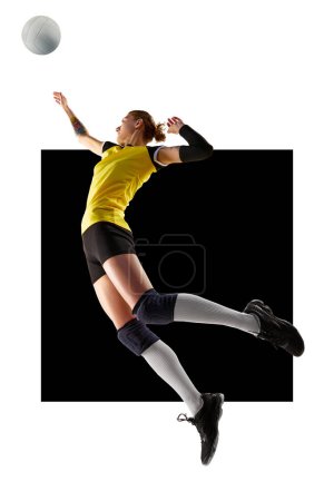 Foto de Mujer joven en uniforme jugando voleibol aislado sobre fondo blanco con elemento negro. Dinámica. Concepto de deporte, competición, estilo de vida activo y saludable, hobby. Cartel - Imagen libre de derechos