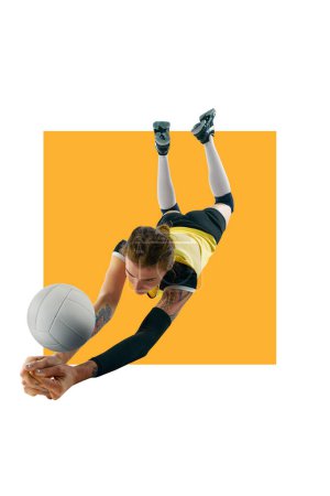 Téléchargez les photos : Jeune femme en uniforme jouant au volley isolé sur fond blanc avec élément jaune. Dynamique, but marqué. Concept de sport, compétition, mode de vie actif et sain, passe-temps. Affiche - en image libre de droit