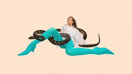 Téléchargez les photos : Collage d'art contemporain. Femme étrange en chemisier blanc et collants bleus assis avec serpent dans ses jambes sur fond de couleur pêche. Concept de force et de puissance féminine, sagesse, aura mystique. - en image libre de droit