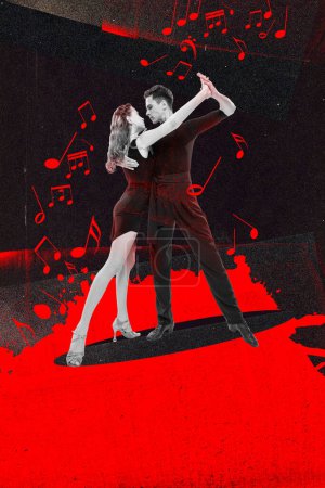 Téléchargez les photos : Passion et art classique. Belle jeune femme et homme dansant salle de bal, tango sur fond rouge noir. Collage d'art contemporain. Concept de vacances, fête, plaisir et joie, fête - en image libre de droit