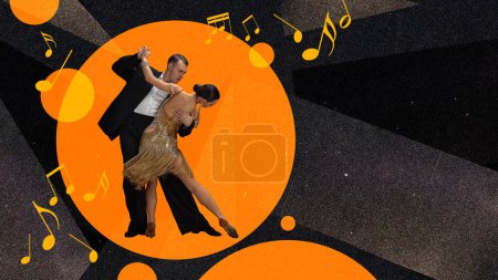 Téléchargez les photos : Beau couple, homme et femme en costumes de scène dansant tango sur fond sombre avec des éléments jaunes. Collage d'art contemporain. Concept de vacances, fête, plaisir et joie, fête, style rétro - en image libre de droit