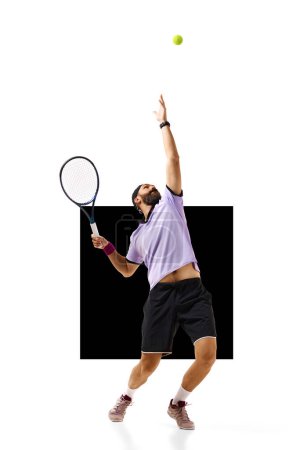 Téléchargez les photos : Homme barbu, joueur de tennis en mouvement pendant le match, servant balle isolée sur fond blanc avec élément noir. Concept de sport professionnel, mouvement, compétition, action. De la pub. Affiche - en image libre de droit