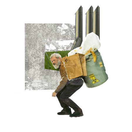 Foto de Hombre mayor llevando bolsa con basura, cuidando la ecología y el planeta. Problemas de contaminación industrial. collage de arte contemporáneo. Concepto de ecología, medio ambiente, problema, conciencia - Imagen libre de derechos