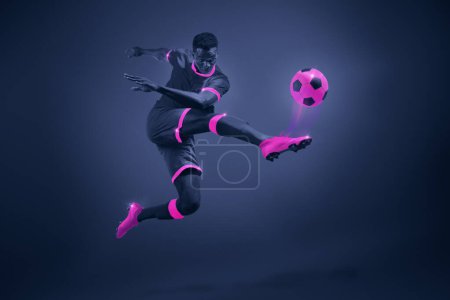 Téléchargez les photos : Jeune homme africain, footballeur en milieu de coup de pied avec une coloration violette sélective, illustrant le mouvement et la concentration. Image dynamique de l'athlète pendant le championnat. Affiche pour événements sportifs, jeu - en image libre de droit