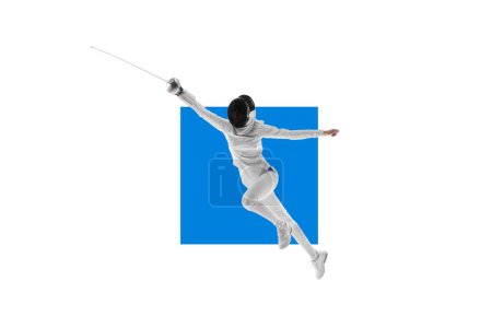 Foto de Esgrima femenina en movimiento, entrenamiento sobre fondo blanco con elemento azul. Graciosidad en los movimientos. Concepto de deporte profesional, competición, campeonato, hobby. Póster para anuncio - Imagen libre de derechos