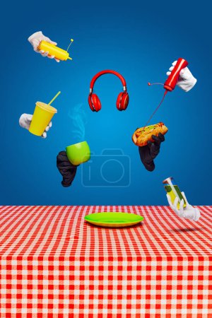 Foto de Recolección de picnic tradicional, ambiente de tiempo libre con deliciosa comida. collage abstracto con elementos levitantes. Deliciosos perritos calientes y salsas. Concepto de surrealismo, cartel de comida, comida rápida - Imagen libre de derechos