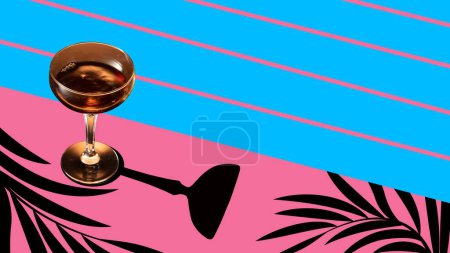 Téléchargez les photos : Collage d'art contemporain. Dreamscapes in Pink and Teal. Cocktail d'alcool se dresse sur fond rose et bleu rayé avec des plantes ombres. Concept de fêtes et vacances, humeur vendredi, été. - en image libre de droit