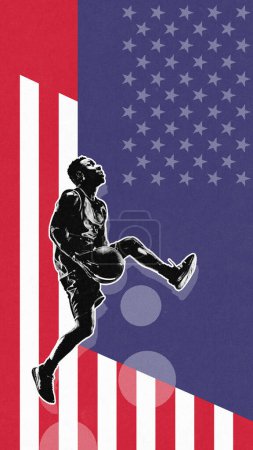 Foto de Slam Dunk. Joven africano, jugador de baloncesto en movimiento, en un salto con pelota durante el partido, representando al equipo de USA. Concepto de campeonato, torneo, partido. Póster para el evento deportivo. Efecto granulado - Imagen libre de derechos