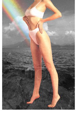 Foto de Pureza de la naturaleza. Imagen abstracta de cuerpo delgado femenino, mujer en ropa interior de pie sobre el fondo de la playa con elemento arco iris. Concepto de belleza femenina, surrealismo, arte abstracto. Paz interior - Imagen libre de derechos