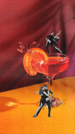 Foto de Amor y pasión. Elegante pareja joven, hombre y mujer bailando tango sobre copa con delicioso cóctel. Feliz día de San Valentín. Estética moderna. Fiesta, bebidas alcohólicas, celebración, concepto de estilo retro - Imagen libre de derechos