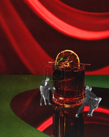 Téléchargez les photos : Fête de la Saint-Valentin. Jeunes gens, couple en vêtements élégants dansant tango près du verre géant avec cocktail. Esthétique moderne. Concept de fête, boissons alcoolisées, célébration, style rétro - en image libre de droit