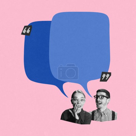 Foto de Dos jóvenes emocionales, mujer y hombre con grandes burbujas de habla azul sobre fondo rosa. collage de arte contemporáneo. Comunicación, cita, discusión en vivo - Imagen libre de derechos