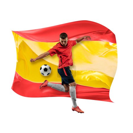 Téléchargez les photos : Homme concentré, joueur de football en uniforme jouant, frappant le ballon sur fond blanc avec le drapeau de l'Espagne. Concept de sport, compétition, championnat et tournoi. Affiche pour événement sportif - en image libre de droit