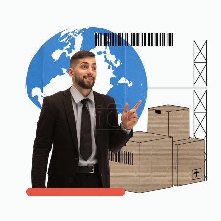 Téléchargez les photos : Homme debout près des boîtes en carton avec des codes de balayage sur fond de carte du monde. Technologies d'emballage intelligentes en logistique. Concept de logistique, entreprises de fret, expédition dans le monde entier, services de livraison - en image libre de droit
