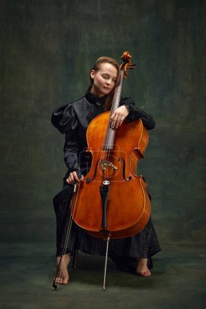 Mujer tierna y hermosa, violonchelista en momento de calma sentada con los ojos cerrados, conectando profundamente con la música. Sinfonía de sentimientos y sonidos. Arte clásico, estilo retro, música, concepto de inspiración