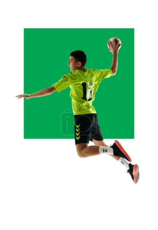 Téléchargez les photos : Image dynamique du jeune homme, joueur de handball en mouvement avec balle sur fond de studio blanc avec élément vert. Concept de sport, tournoi, compétition. Affiche pour événement sportif, école de sport - en image libre de droit