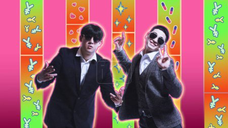 Foto de Dos hombres en trajes con diseño de arte pop y fondo colorido abstracto con letras japonesas. Concepto de lograr la armonía trabajo-vida, dirigido a profesionales. Diseño conceptual - Imagen libre de derechos