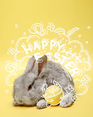 Foto de Diseño creativo con conejito y huevo decorado sobre fondo amarillo con garabatos. Cartel promocional para la celebración de Pascua. Plantilla para banner, póster, postales y tarjetas de felicitación, anuncio - Imagen libre de derechos