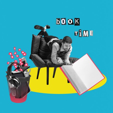 Hombre leyendo libro en silla, teniendo artilugios en cubo de basura. collage de arte contemporáneo. Alternativa a los aparatos. Concepto de desintoxicación digital, adicción a los gadgets. Lectura enfocada sin distracciones digitales.