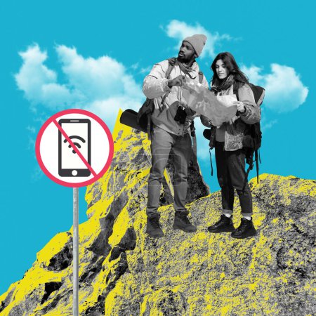 Téléchargez les photos : Deux randonneurs, homme et femme avec carte près de No Phones signe sur la montagne. Collage d'art contemporain. Promotion de visites déconnectées de la technologie. Concept de désintoxication numérique, addiction aux gadgets - en image libre de droit