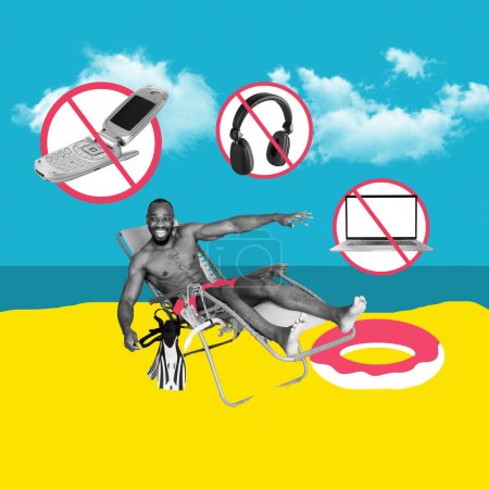 Téléchargez les photos : Un homme joyeux reposant sur des appareils de plage rayé. Collage d'art contemporain. Retraite santé et bien-être promouvant les avantages t des zones sans technologie pour la relaxation. Concept de désintoxication numérique - en image libre de droit