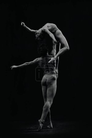 Téléchargez les photos : Danseurs de ballet artistiques, talentueux et passionnés, hommes et femmes faisant des performances fascinantes. Monochrome. Concept d'art classique, esthétique, émotions, danse de ballet, talent - en image libre de droit