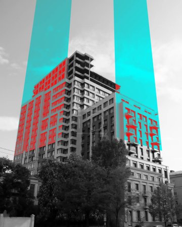 Foto de Edificio moderno con reflejos rojos, dividido por elementos verticales cianos sobre fondo de ciudad a escala de grises. collage de arte contemporáneo. Concepto de arquitectura, marketing inmobiliario, estilo urbano - Imagen libre de derechos