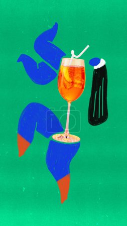 Téléchargez les photos : Personnage féminin dansant autour du cocktail Aperol sur fond vert. Collage d'art contemporain. Concept de fête, menu cocktail, boissons alcoolisées, célébration. Affiche. - en image libre de droit