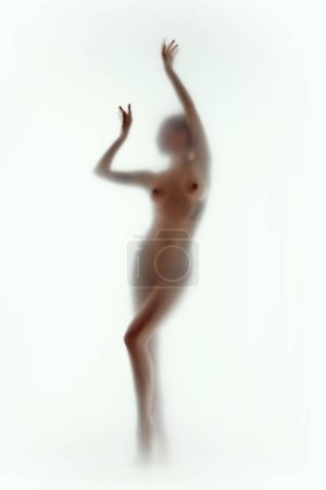 Téléchargez les photos : Autonomisation du corps et acceptation de soi. Silhouette floue de la jeune femme élégante avec corps sim. Soin de soi, liberté. Concept d'esthétique corporelle, féminité, beauté, santé, art - en image libre de droit