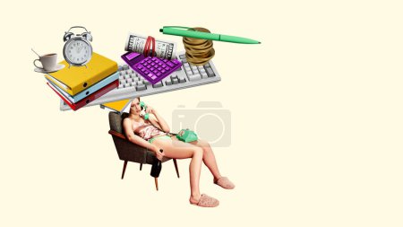 Junge Frau sitzt auf Stuhl, trinkt und denkt über Arbeitsprobleme nach. Stressgefühle. Conceptual contemporary art collage. Konzept der Work-Life-Balance, Zeitmanagement