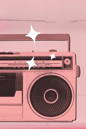 Téléchargez les photos : Boombox rose, radio rétro sur monotone. Image promotionnelle pour le festival de musique rétro. Art de la culture pop des années 1980 ou 1990. Concept de musique, festival, créativité, rétro et vintage. Design créatif - en image libre de droit