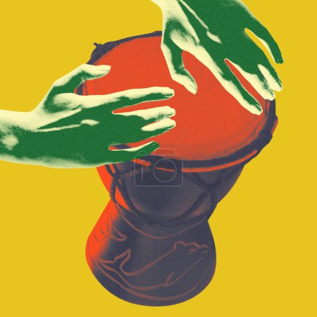 Téléchargez les photos : Mains jouant du tambour djembé sur fond jaune. Festival traditionnel. La culture africaine. Concept de musique, festival, créativité, rétro et vintage. Design créatif - en image libre de droit