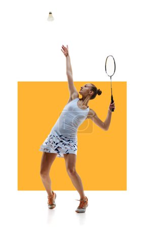 Téléchargez les photos : Jeune fille sportive, joueuse de badminton en mouvement servant des navettes avec raquette isolée sur fond blanc avec élément jaune. Concept de sport professionnel, mode de vie actif, passe-temps, jeu - en image libre de droit