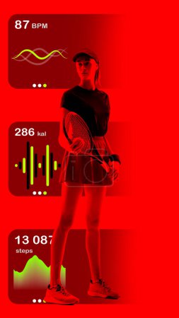 Mujer joven concentrada, atleta de tenis de pie en uniforme con raqueta contra fondo rojo con gráficos de seguimiento de la salud. Monocromo. Concepto de deporte, estilo de vida activo y pagano, entrenamiento