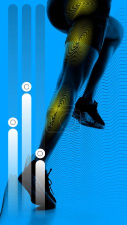 Imagen recortada de piernas femeninas en pose dinámica, atleta en movimiento corriendo sobre fondo azul. Cartel de maratón. Resistencia. Concepto de deporte, estilo de vida activo y pagano, entrenamiento