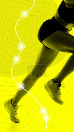 Téléchargez les photos : Image recadrée de jambes féminines en posture dynamique, athlète en mouvement courant sur fond jaune. Affiche marathon. Endurance et vitesse. Concept de sport, mode de vie actif et sain, entraînement - en image libre de droit