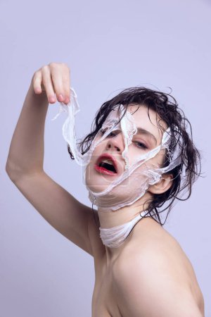 Foto de Mujer joven con vendaje en la cara después de cirugía plástica facial. Tratamientos transformadores para el cuidado de la piel. Concepto de estándares modernos de belleza, cirugía plástica, salud, cosmetología - Imagen libre de derechos
