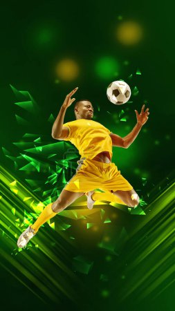 Téléchargez les photos : Jeune Africain, footballeur en uniforme jaune pendant le match de football, frappant ballon en saut sur fond vert avec des éléments néon polygonaux et fluides. Sport, compétition, concept de tournoi. Affiche - en image libre de droit