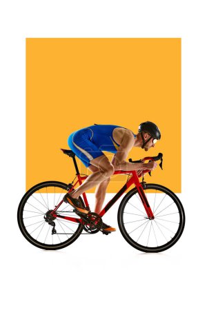 Téléchargez les photos : Homme concentré et motivé en tenue de sport et casque, cycliste en mouvement, entraînement sur fond blanc avec élément jaune. Concept de sport, mode de vie actif et sain, vitesse, endurance, passe-temps - en image libre de droit