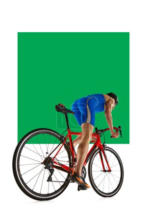 Téléchargez les photos : Image latérale du sportif concentré en tenue de sport bleue et casque en mouvement sur vélo isolé sur fond blanc avec élément vert. Concept de sport, mode de vie actif et sain, vitesse, passe-temps - en image libre de droit