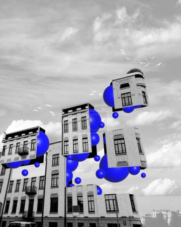 Téléchargez les photos : Abstrait bâtiment moderne géométrique noir et blanc avec des éléments géométriques bleus sur fond de ciel monochrome. Collage d'art contemporain. Concept d'architecture, thème urbain, surréalisme, créativité - en image libre de droit