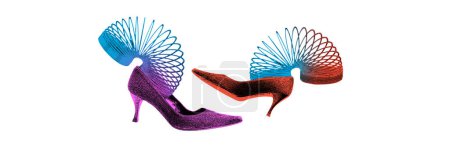 Foto de Dos zapatos de tacón alto con espiral extendida s en colores púrpura y rojo. collage de arte contemporáneo. Tendencias de moda y fiesta. Concepto de retro y vintage, creatividad. Póster, anuncio - Imagen libre de derechos