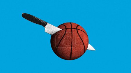 Téléchargez les photos : Couteau boutures ballon de basket-ball sur fond bleu. Collage d'art contemporain. Rêves et objectifs. Concept de rétro et vintage, sport, compétition, créativité. Affiche, bannière, annonce - en image libre de droit