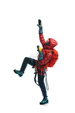 Foto de Hombre, escalador que usa equipo especializado para la actividad segura de escalada de montaña, cuerdas, gafas y botas especiales aisladas sobre fondo blanco. Estilo de vida activo, turismo, montañismo, concepto deportivo - Imagen libre de derechos