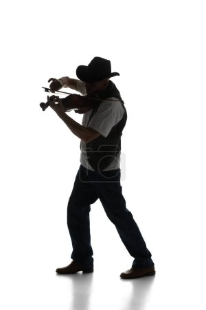 Téléchargez les photos : Homme talentueux, silhouette d'homme jouant du violon isolé sur fond blanc. Image en noir et blanc. Concept de musique, festival, concert, divertissement, instruments. Affiche, annonce - en image libre de droit