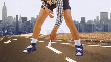 Téléchargez les photos : Enfant géant en chaussures bleues dessin ligne sur la route. Sécurité et sensibilisation des piétons dans les zones urbaines. Collage d'art contemporain. Concept d'architecture, rétro et vintage, enfance, jeu, école - en image libre de droit